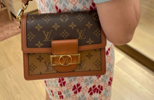 Lv包包怎么辨別真假 如何鑒別LV包包的真假