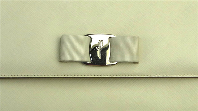菲拉格慕（Ferragamo）包包更換蝴蝶結(jié)前后對比