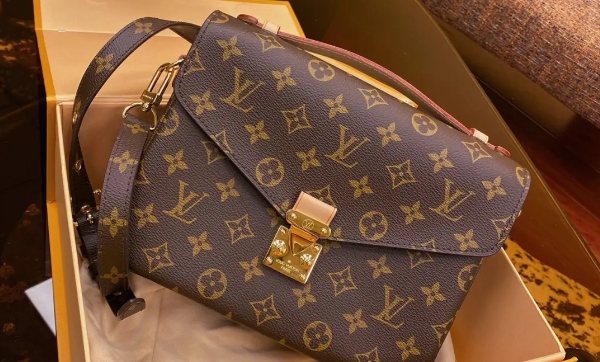 LV的老花郵差包為什么會(huì)發(fā)臭